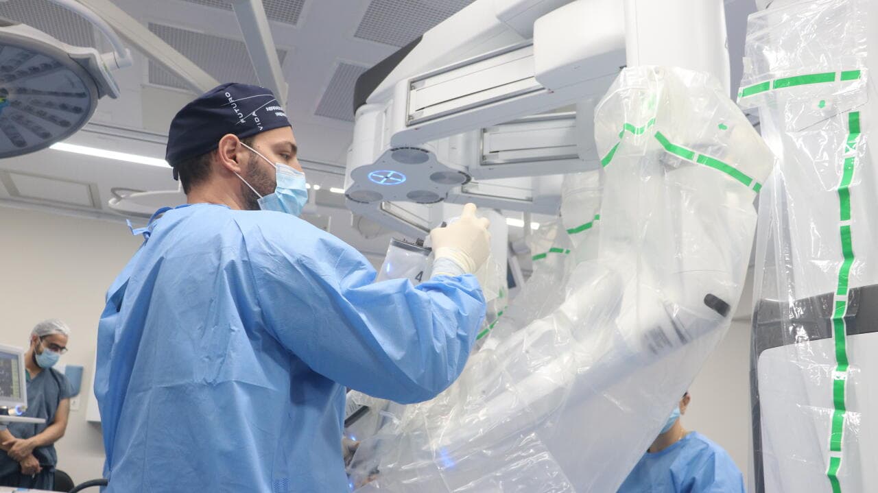 Cirurgia robótica e TrueBeam são aliados no tratamento do câncer de colo de útero, no HB